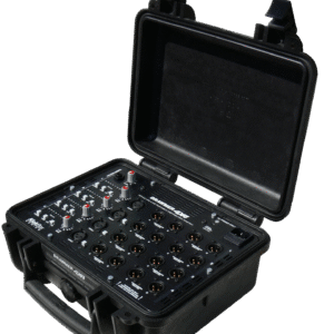 Drawmer Kickbox 4×4 – Portabler aktiver Audio-Splitter im offenen Transportkoffer